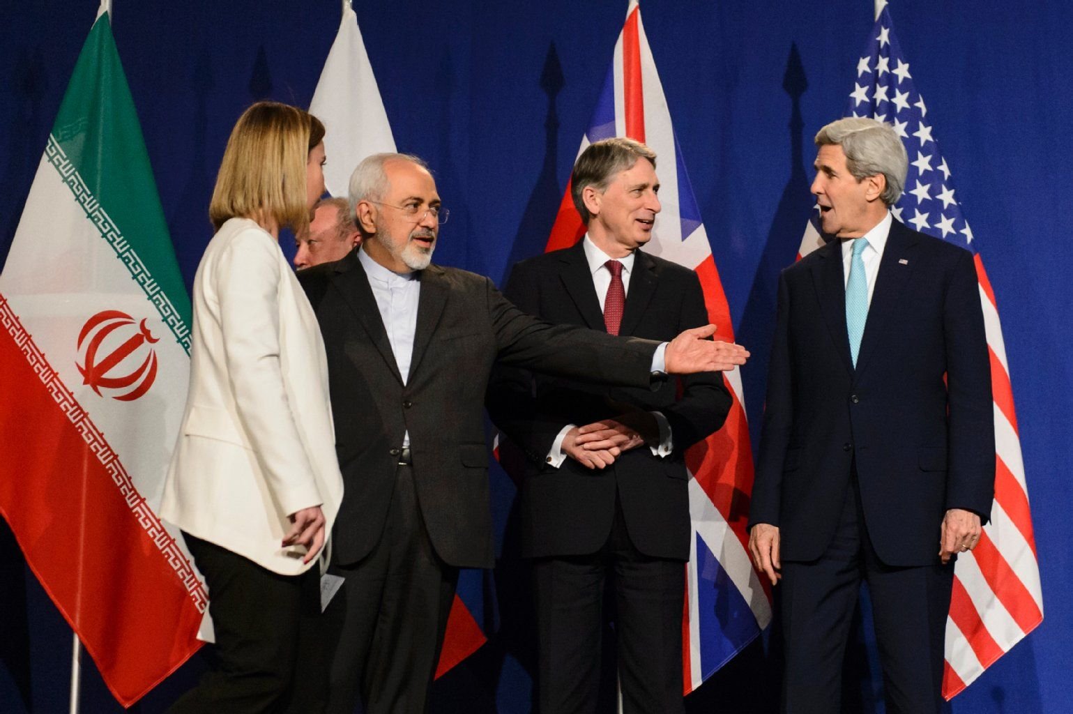 Die EU-Außenbeauftragte Federica Mogherini, der iranische Außenminister Mohammad Javad Zarif, der britische Außenminister Philip Hammond, und der amerikanische Außenminister John Kerry bei der Pressekonferenz.