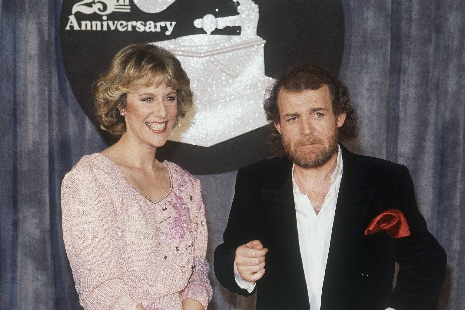 Joe Cocker mit Jennifer Warnes bei den Grammy Awards in Los Angeles. Die beiden sangen in den 80er Jahren "Up Where We Belong" im Duett.