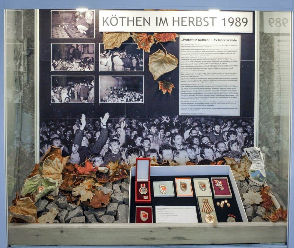 Klein, aber inhaltsstark: Vitrine zum Herbst 1989.