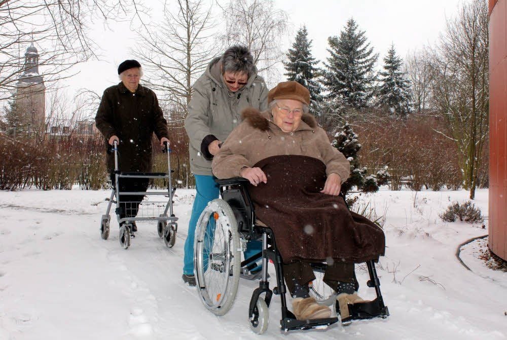 Marion Ebert (M.) war mit Margarete Frohberg (l.) und Gertrud Heyne im Garten des Pflegeheims „Am Lutzepark“ unterwegs.