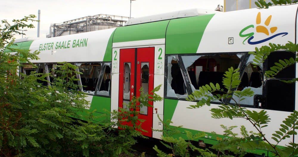Der Triebwagen der Erfurter Bahn ist auf ganzer Länge beschädigt.