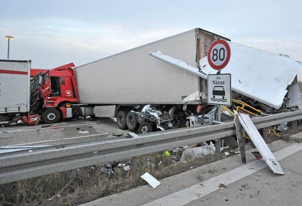 Auf der A 9 waren am 11. November fünf Lkw verunglückt. Die Berufsfeuerwehr eilte zu Hilfe.