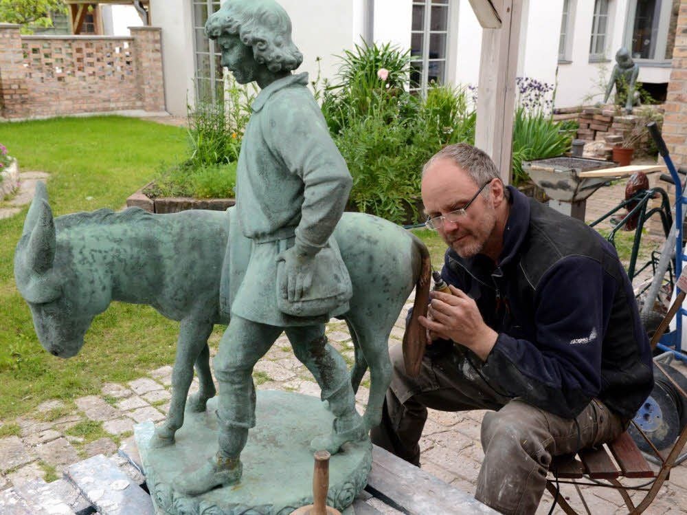 Wieder ganz - und mit nagelneuem Schwanz: Markus Traub und seine Kollegen haben den „Esel, der auf Rosen geht“ gerettet.