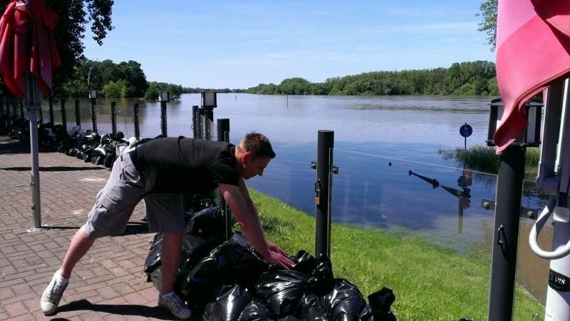 Die Terrasse der Gaststätte Fährhaus, sie liegt sonst rund 100 m von der Elbe entfernt.