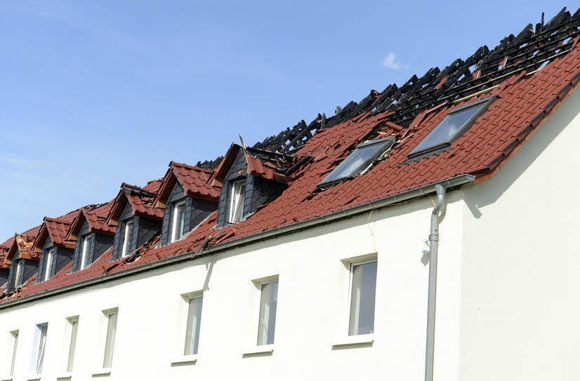 Die in Brand gesteckte Asyl-Unterkunft wird mit Kameras überwacht.