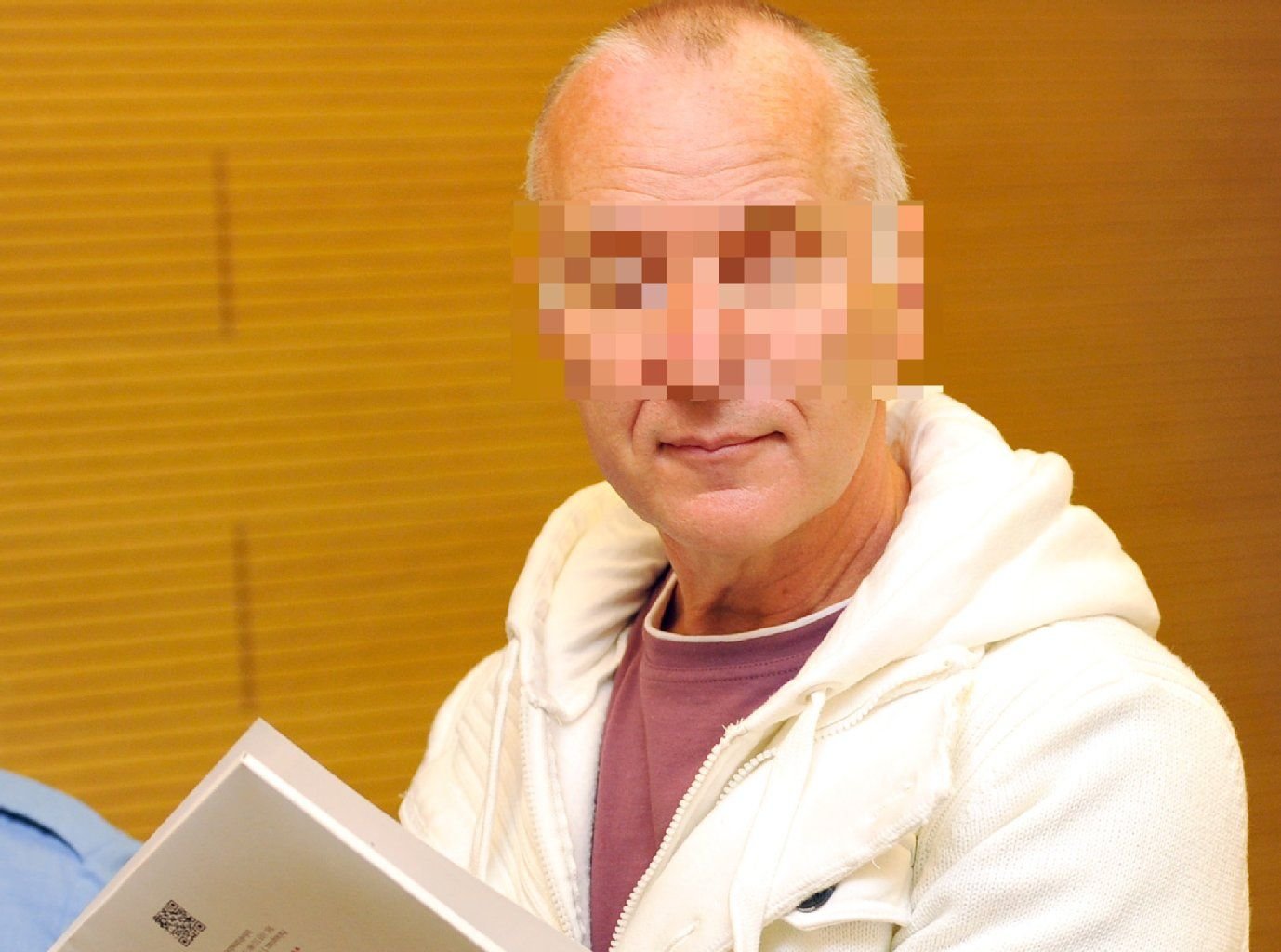 Justizbeamte führen am 22.08.2014 in Dresden im Landgericht den Angeklagten Detlev G. in den Saal.