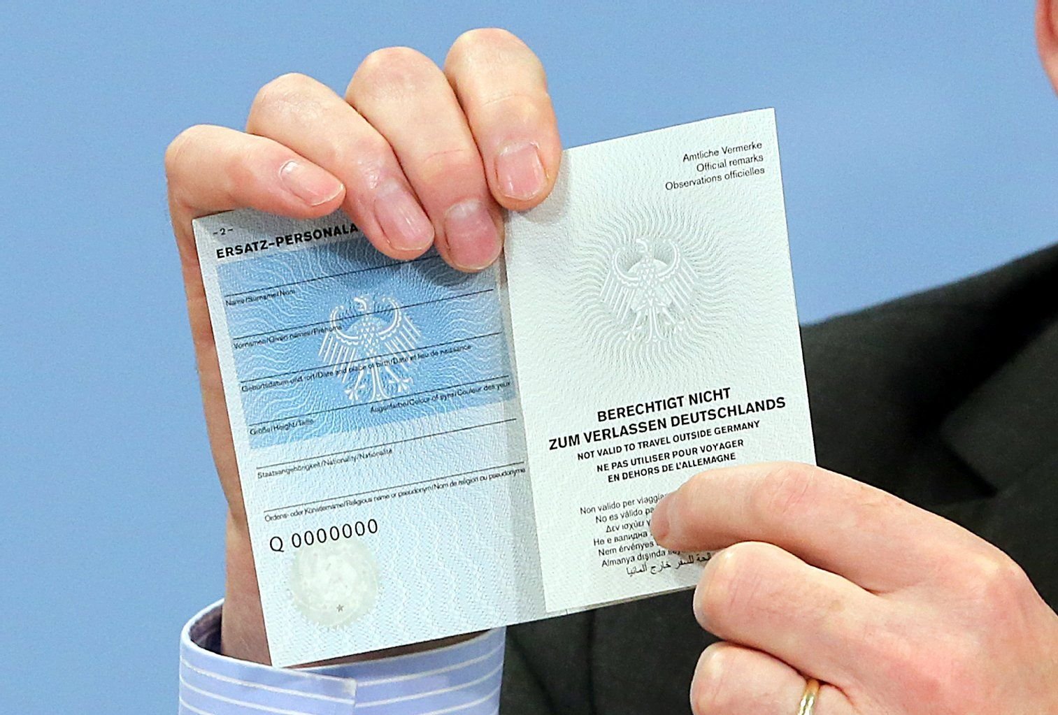 Das Bild zeigt einen sogenannten Ersatzpersonalausweis vor, der nach Entzug des normalen Ausweises ausgestellt wird. Mit dem Dokument kann man Deutschland nicht verlassen.