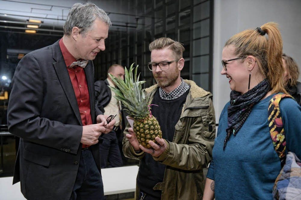 Mit individuellen Geschenken bedankten sich Wegbegleiter bei Philipp Oswalt.