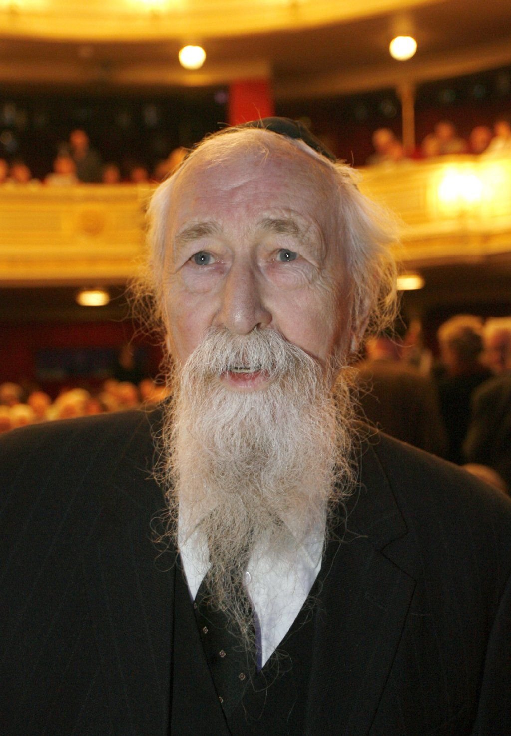 Schauspieler Fred Düren steht am 01.05.2008 im Saal des Deutschen Theaters in Berlin.