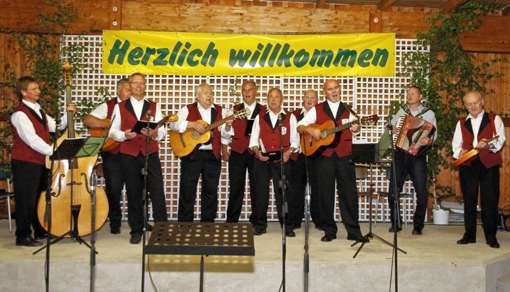 Mit Musik der Leißlinger Klampfengruppe klingt das Sängerfest aus.