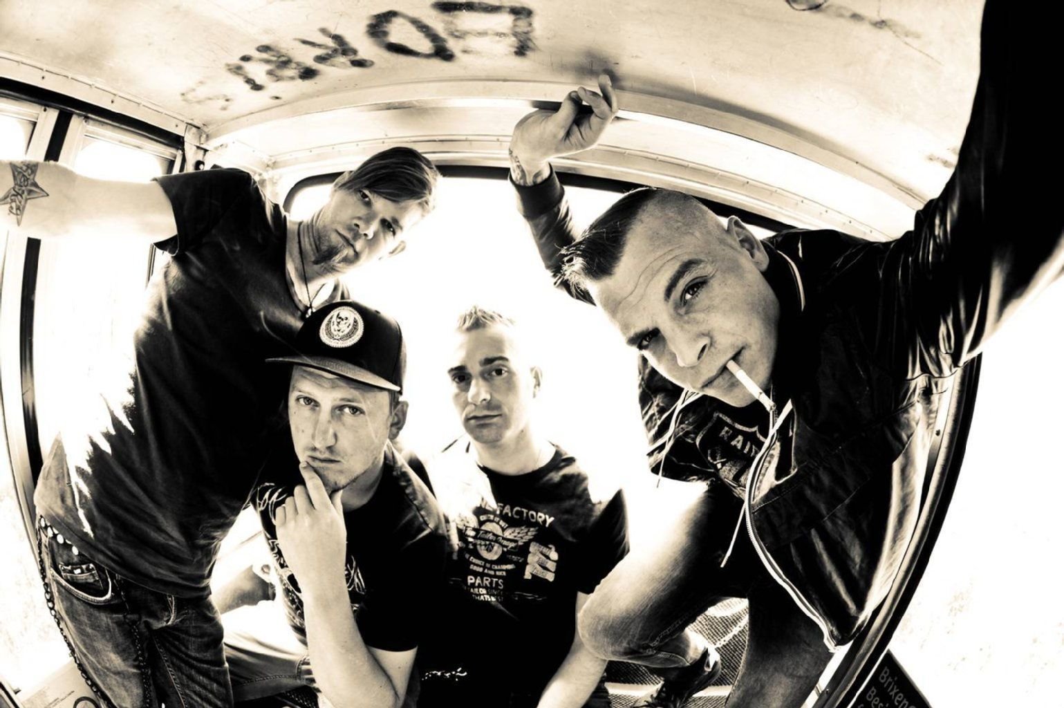 Die Südtiroler Band Frei.Wild mit Philipp Burger (r), Jonas Notdurfter, Jochen «Zegga» Gargitter und Christian «Föhre» Fohrer posiert in einer Gondel.