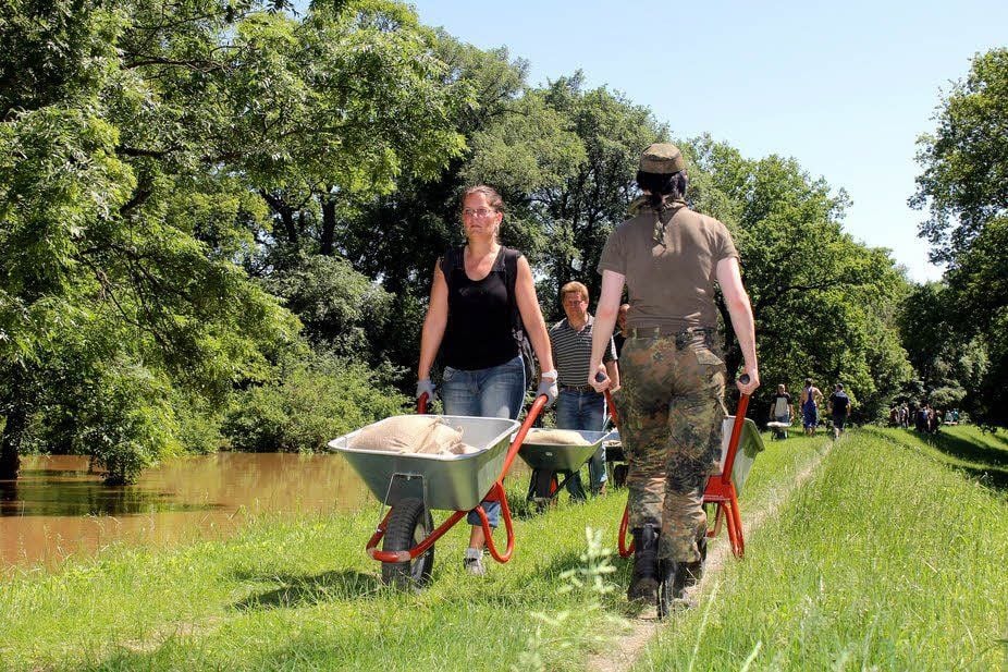 Die „Ameisenstraße“ kam rechtzeitig, denn das Wasser steigt immer näher an die Damm-Oberkante heran.