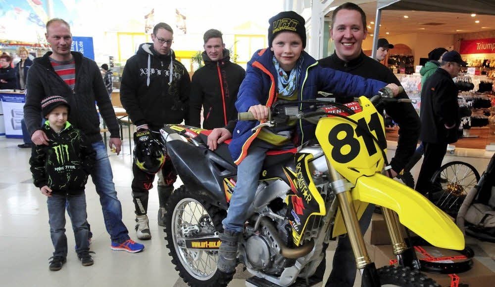 Luis Jäger hat auf einem Wettbewerbsmotorrad von Michael Urbanski aus Heiligenkreuz Platz genommen.