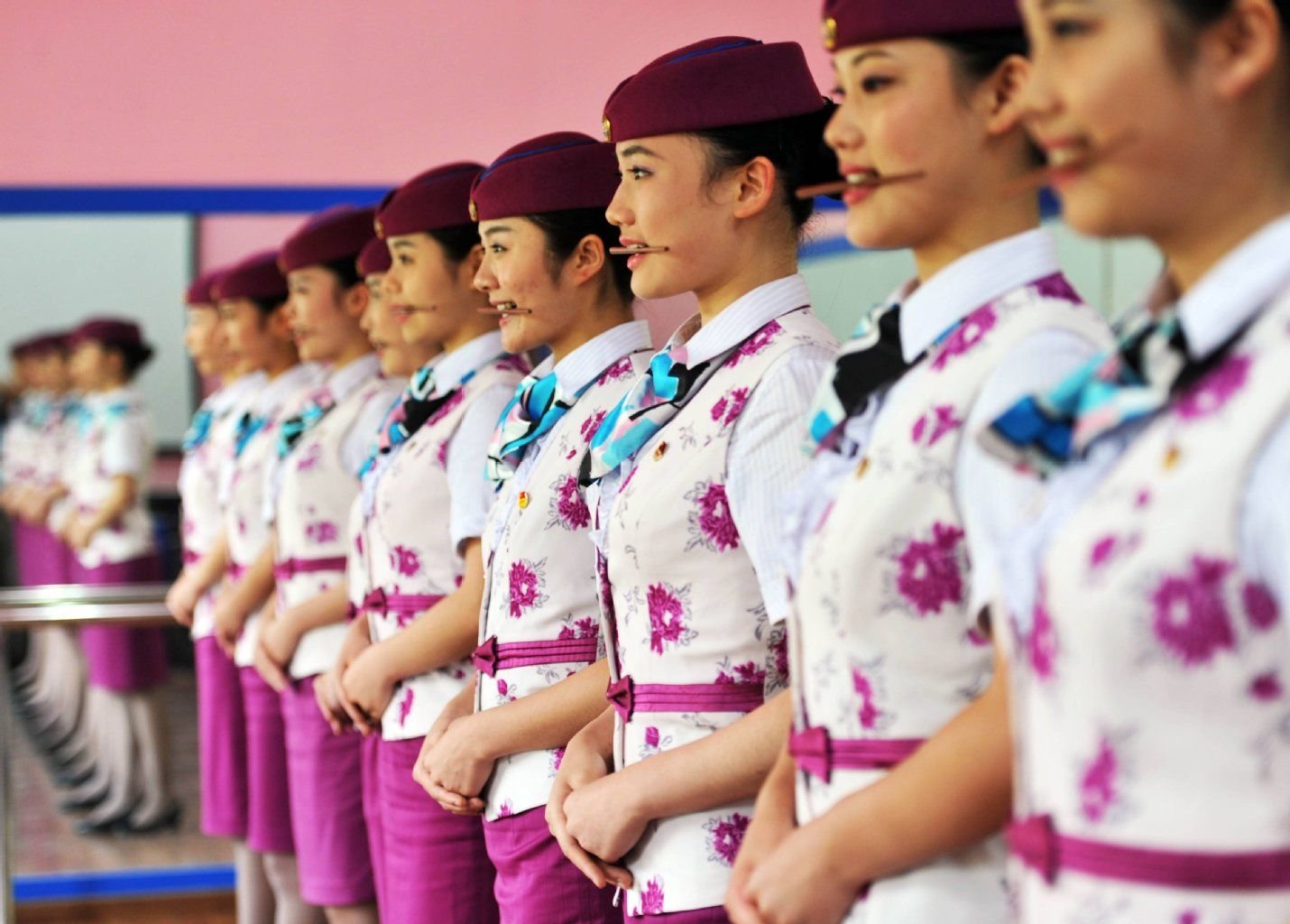 In Reih' und Glied: Chinesische Stewardessen üben Lächeln und Körperhaltung.