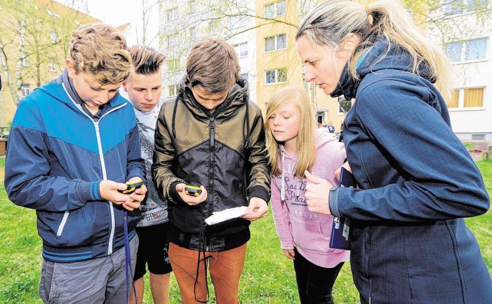 Wo müssen wir als nächstes hin? John Altmann (l.) überlegt mit seinen Mitschülern wie es weitergeht. Projekt-Begleiterin Katja Bach schaut dabei, ob alles richtig läuft. Denn mit den falschen Koordinaten kommen die Jugendlichen nie an ihr Ziel.