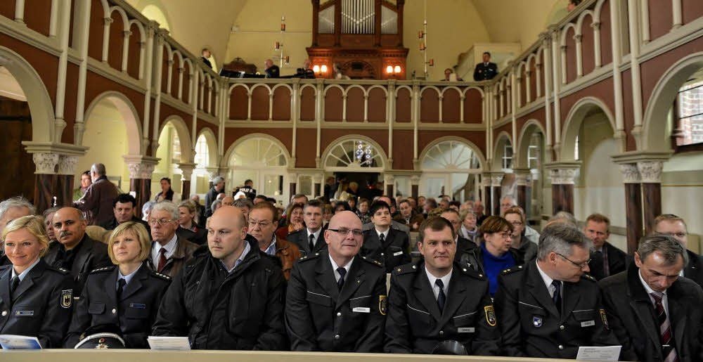 Kein Stillgestanden: In der Polizeikirche nahmen am Mittwoch Polizisten aus ganz Anhalt Platz.