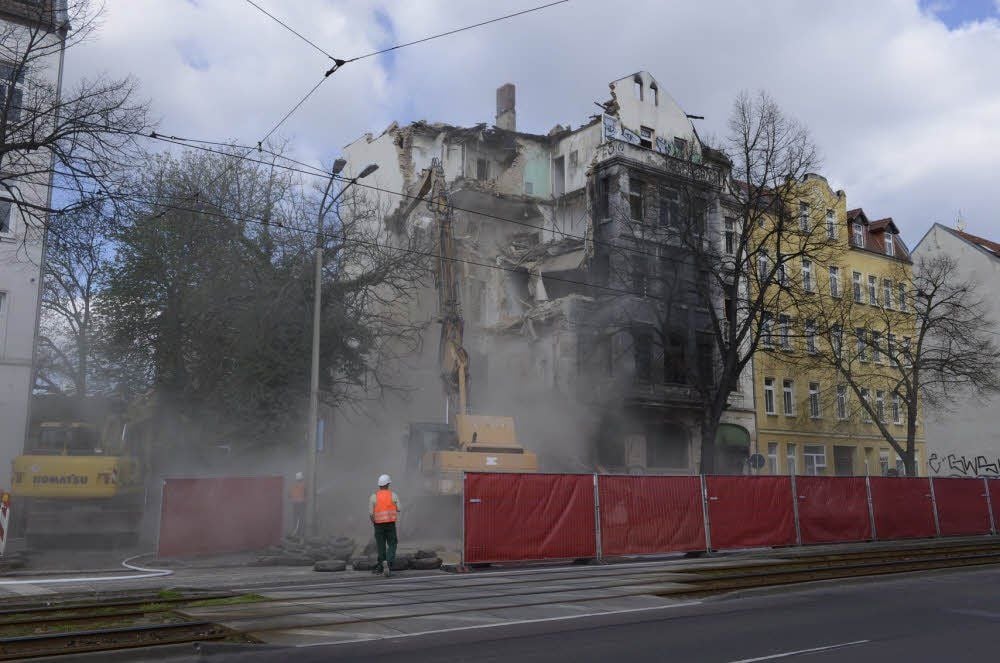 An der Fassade des Hauses hatte der letzte Brand im August vergangenen Jahres deutliche Spuren hinterlassen.