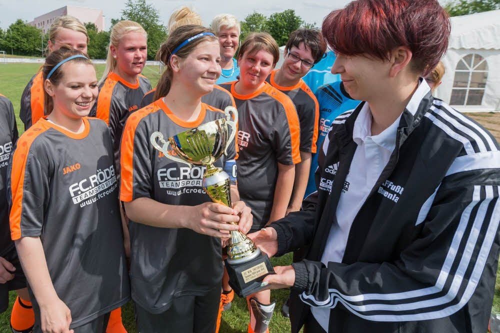 Von der Verantwortlichen des Kreisfachverbandes, Franziska Töpfer (r.), erhielten die Freyburgerinnen den Meisterpokal.