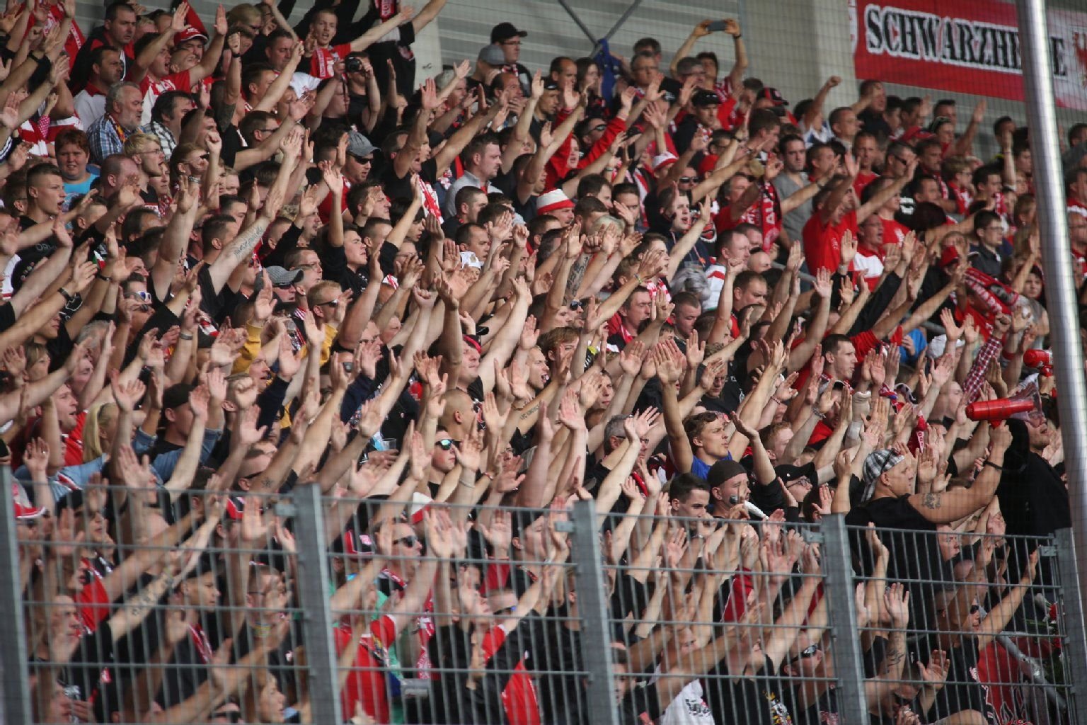 Die HFC-Fans feuern ihre Mannschaft an