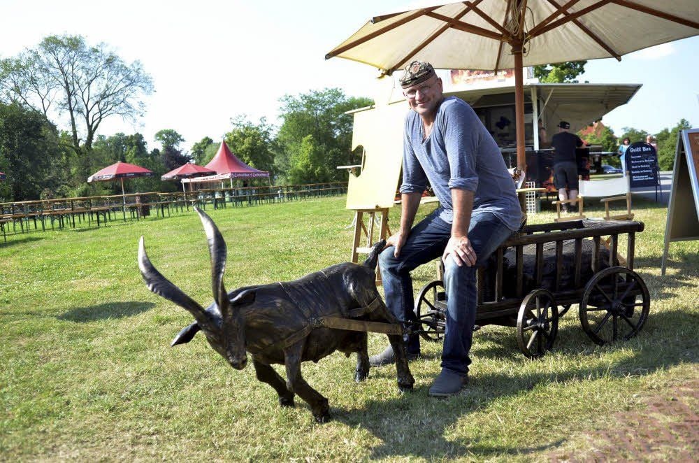 Roland Lindner mit der Bronzeziege, die künftig in Zeitz ein Hingucker sein soll. Zur Umsetzung des Projekts, so Lindner, ist es Ziel, 18 000 Euro zu sammeln. Damit wären Material-, Transport-, Aufstellungskosten gedeckt. Ein Bruchteil des Geldes wäre Arbeitslohn.