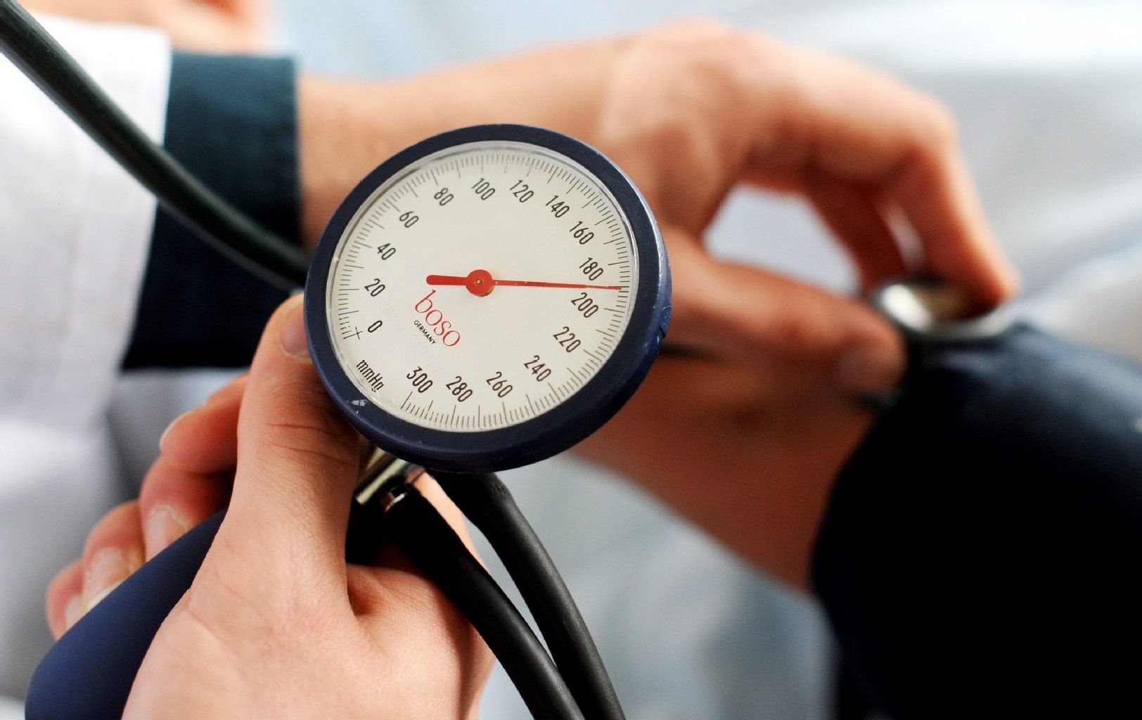 Bei einer Patientin wird der Blutdruck gemessen.