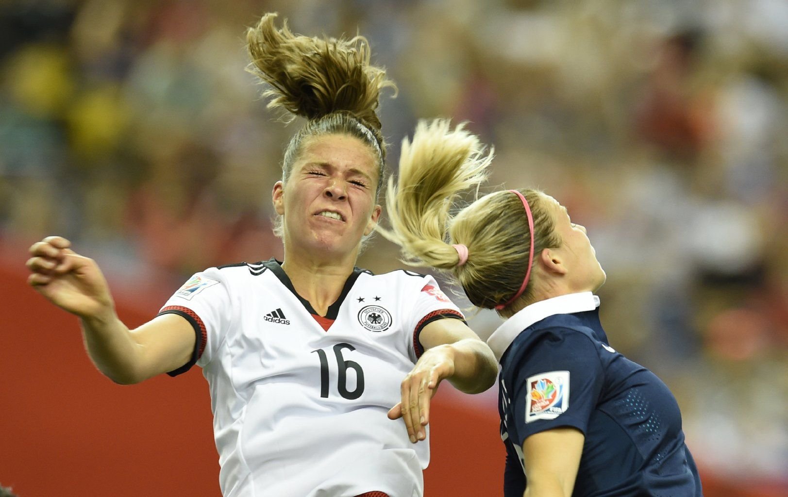 Melanie Leupolz aus Deutschland (L) und Amandine Henry aus Frankreich.