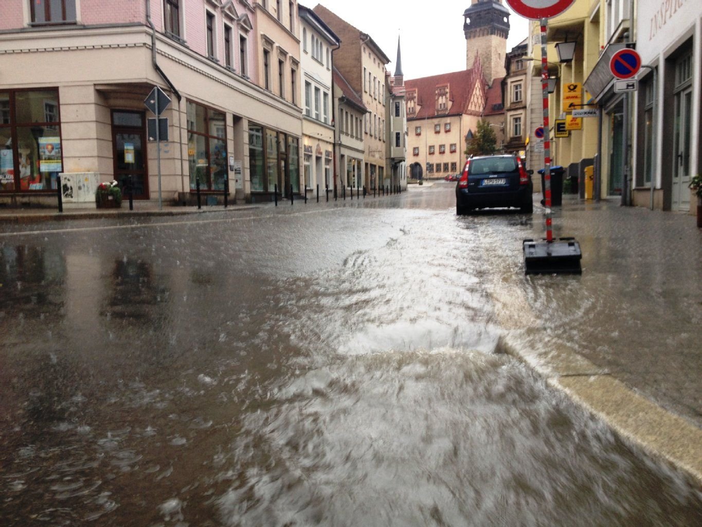 Der Starkregen überflutete bereits am Wochenende einige Straßen in Zeitz, auch in der Fischstraße lief das Wasser nicht ab.