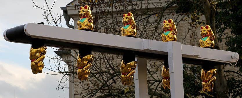 Unbekannte haben vor Wochen die Winkekatzen-Installation des Künstlers Marc Fromm zerstört.
