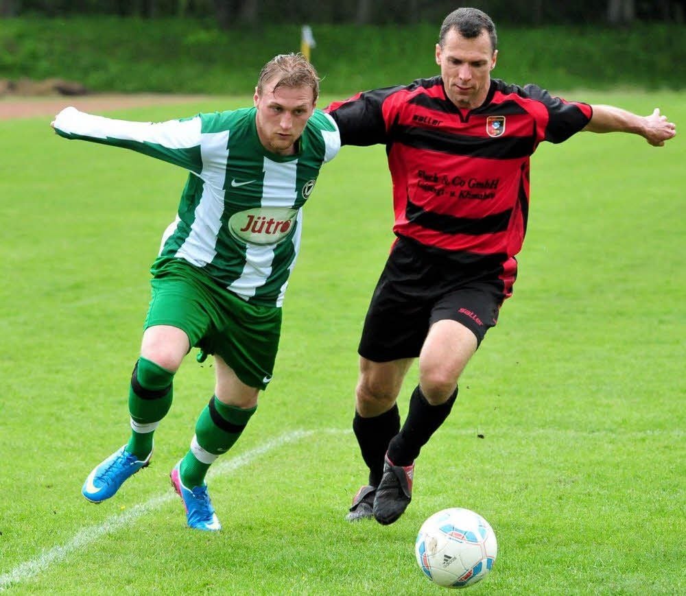 Laufduell auf Augenhöhe zwischen Sebastian Metz (links, VfB) und Matthias Lehmann (Eintracht). Elster II setzte sich beim Oberliga-Spitzenreiter aus Zahna am Sonntag überraschend 3:1 durch.