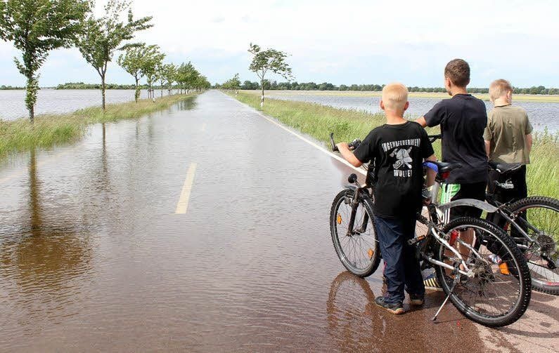 Bis hierher ist das Wasser entlang der Straße Diebzig-Wulfen gekommen.