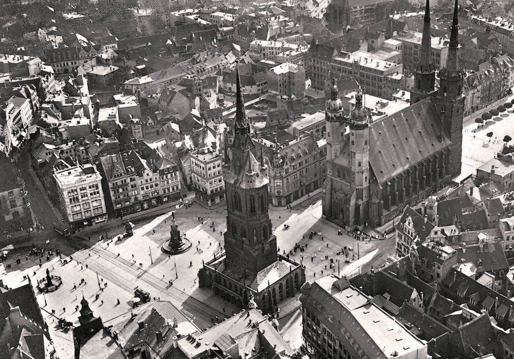 Vor 100 Jahren sah der Markt anders aus als heute. So war zum Beispiel Herr Händel noch eingezäunt, wie man sieht.