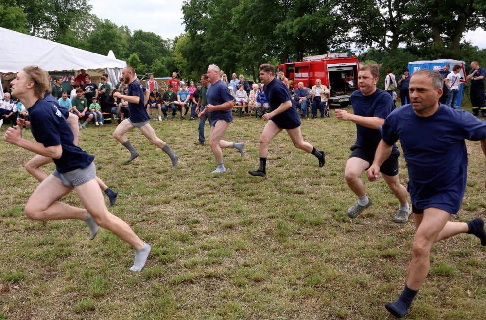 Erstmal ging’s in die Hosen und dann an die Spritze beim Feuerwehrwettkampf in Kleindröben.