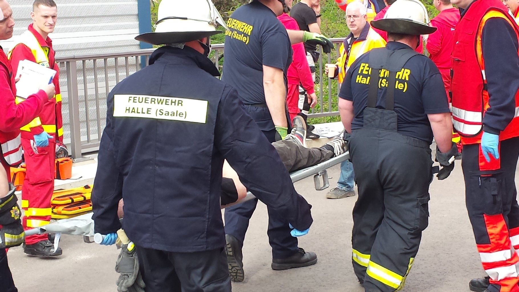 Einsatzkräfte proben auf der Saale-Elster-Talbrücke den Ernstfall.