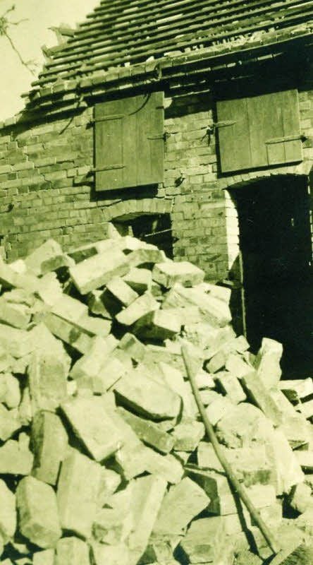 Das Haus Karl-Liebknecht-Straße 28b ist stark zerstört. Nach dem Wiederaufbau 1945 eröffnet Eleonore Spichal als 22-Jährige hier ein Hutgeschäft und arbeitete Männerhüte in herrliche Damenhüte um.