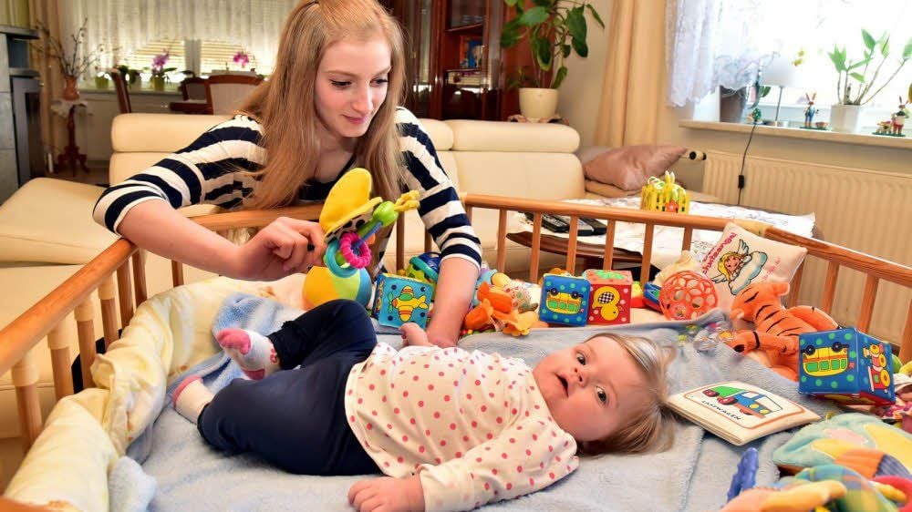 Johanna Gudat mit ihrer inzwischen sieben Monate alten Tochter Lilly in der elterlichen Wohnung in Großkorbetha.
