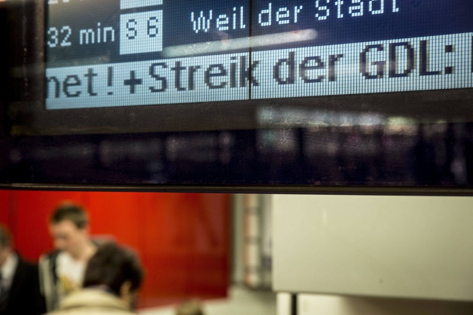 Die vielen Streiks reißen der Deutschen Bahn ein Loch in die Kasse.