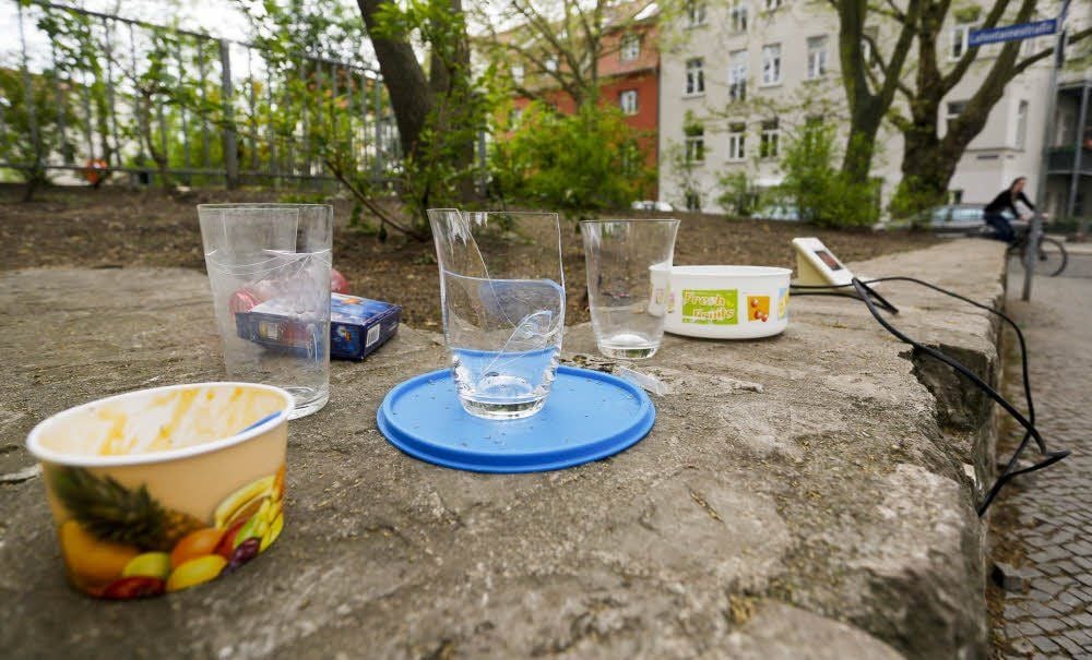 Erschreckend ist, wie sorglos vor dem Spielplatz am Landesmuseum Müll liegen gelassen wird.
