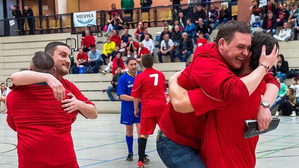 Geschafft: Das Team s-meg durfte nach dem gewonnenen Finale kurz vor Mitternacht ausgelassen jubeln.