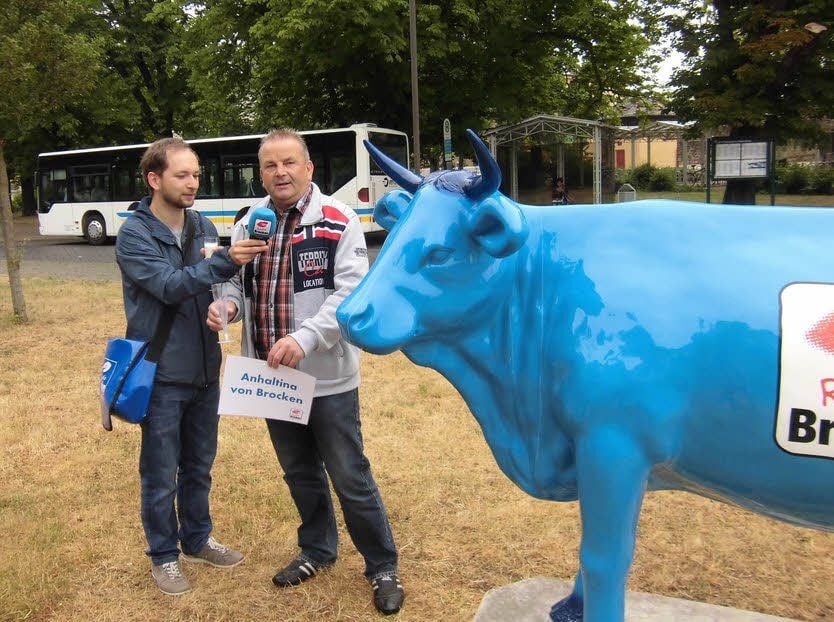 Gleich nach der Taufe der blauen Kuh wurde Ludger Rölecke von Brocken-Reporter Christian Thörmer interviewt.