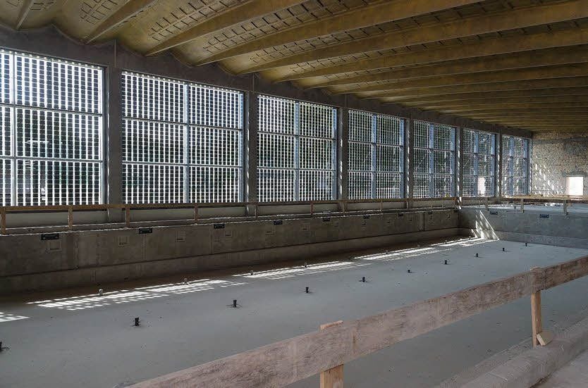 Ein Blick in den Badebereich und auf die Photovoltaikfenster.