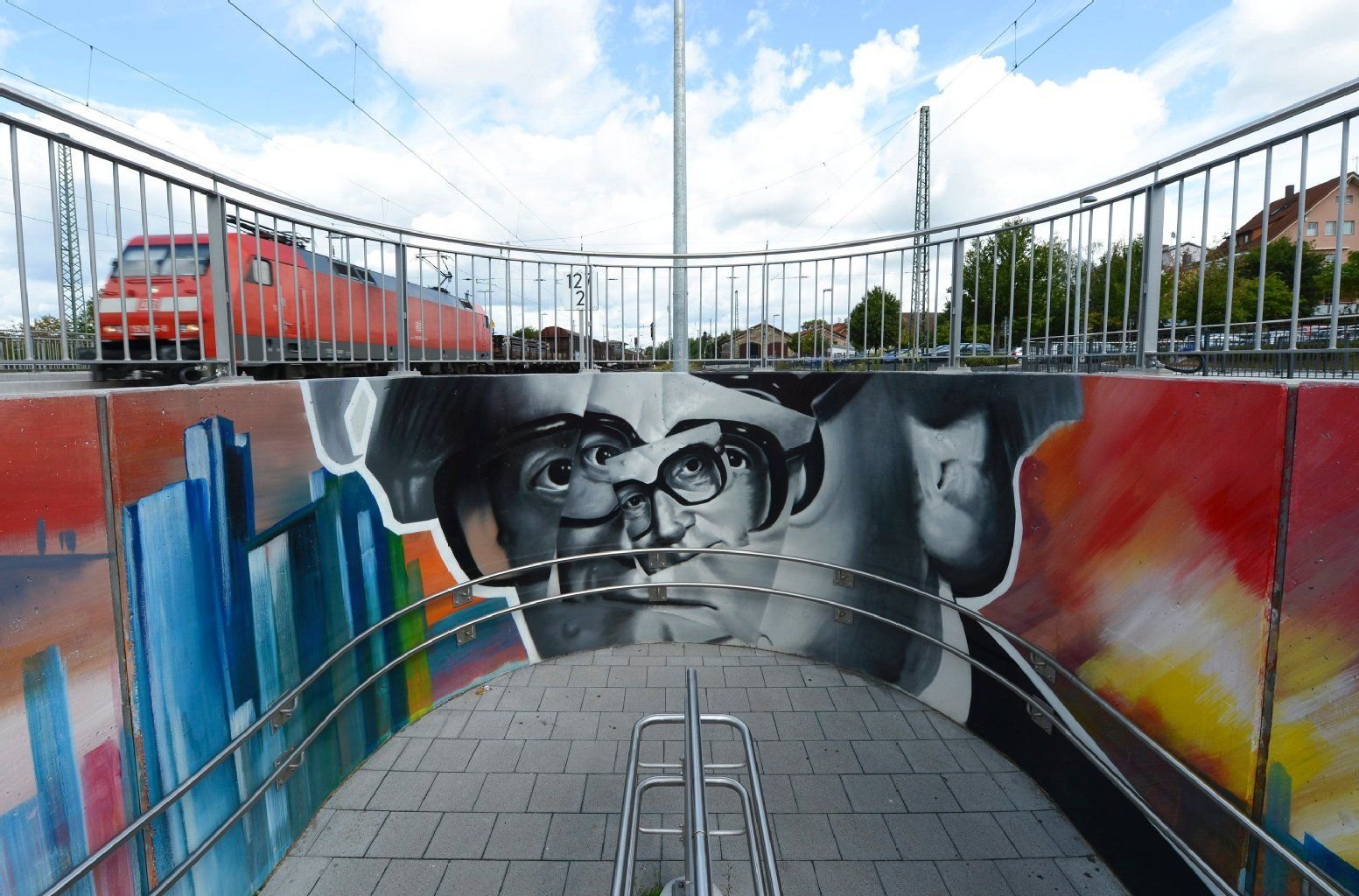 Ein Kunstwerk mit dem Porträt des "Vater des Computers", Konrad Zuse, am Bahnhof in Hünfeld.