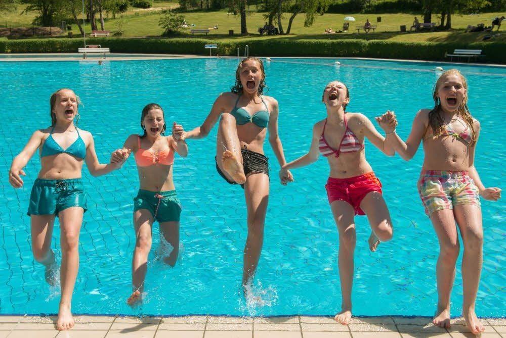 Wandertag ins Waldschwimmbad: Jasmin, Lina, Jasmin, Lilly und Celina (v. l.) genießen die Sonne und das kühle Wasser.