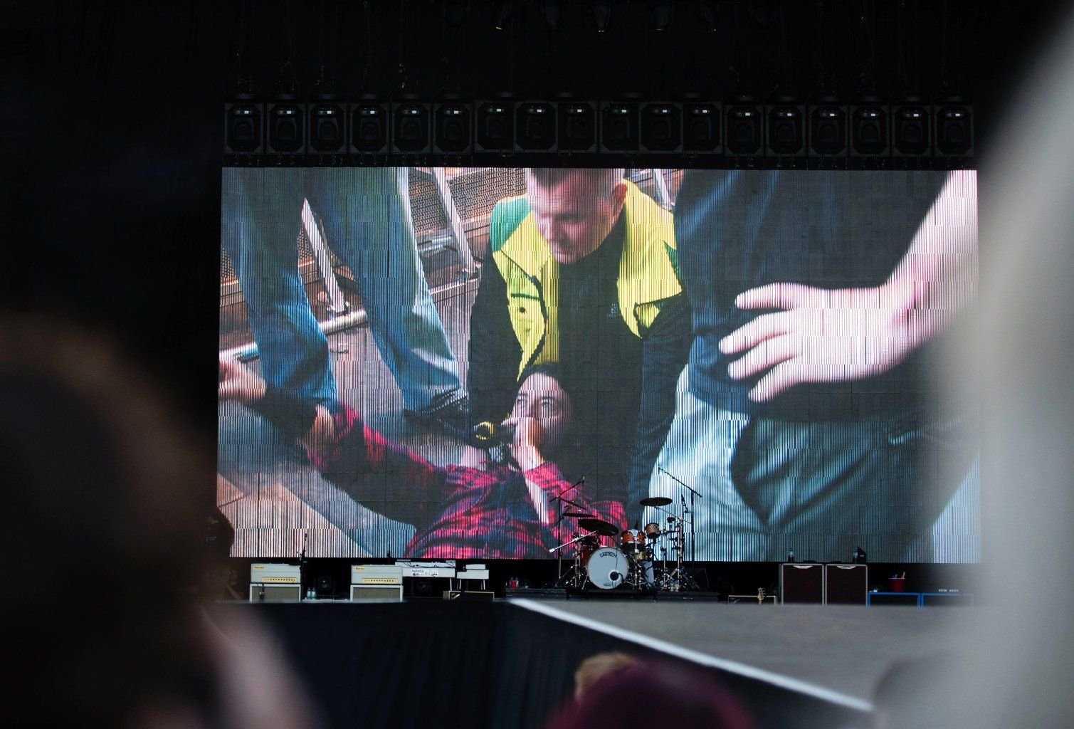 Nicht kleinzukriegen: US-Rockstar Dave Grohl hat sich auf der Bühne ein Bein gebrochen - und das Konzert trotzdem zu Ende gespielt.