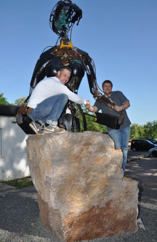 Raik Dalgas übergibt die Lady an Ralf Herker (rechts).
