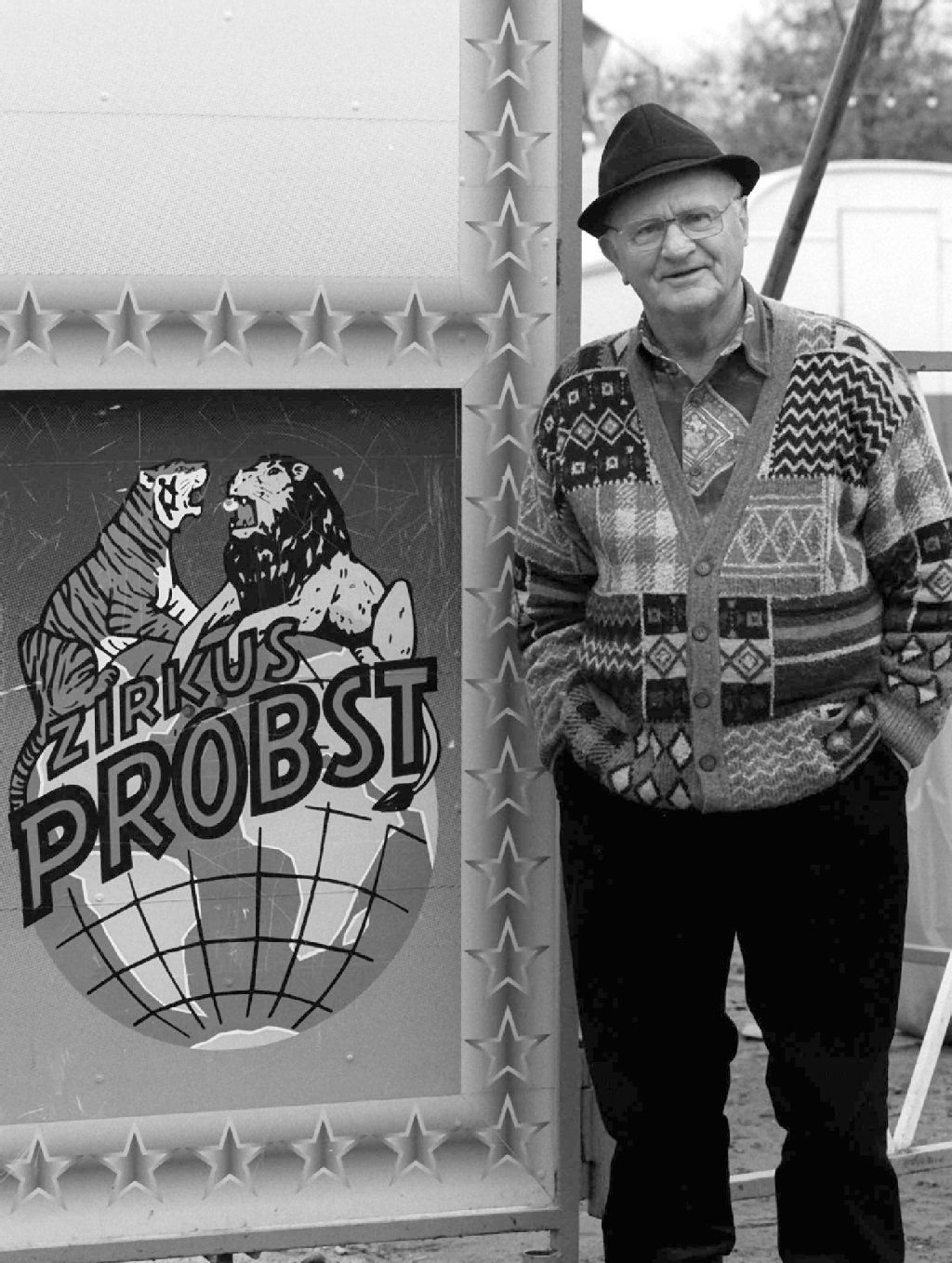 Rudolf Probst steht in Staßfurt (Sachsen-Anhalt) an einem Plakat, das für seinen Zirkus wirbt (undatierte Aufnahme aus den 90er Jahren).