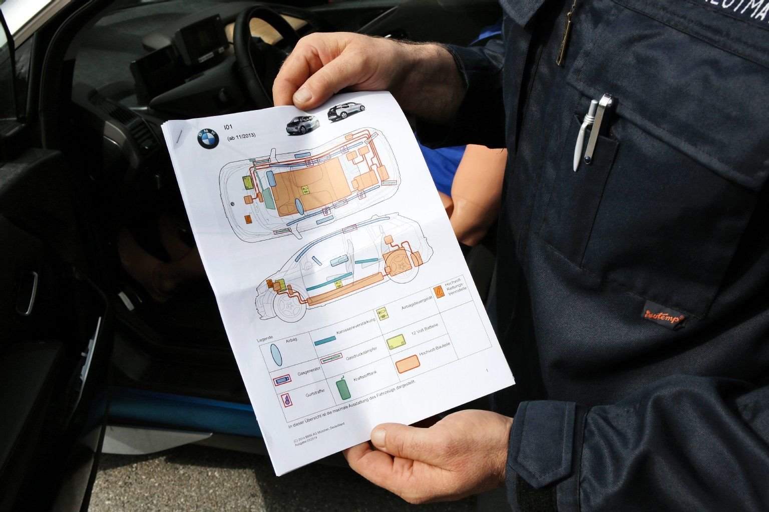 Hilft bei der Orientierung: Die Rettungskarte gibt den Helfern schnell die wichtigsten Informationen über den Fahrzeugaufbau.