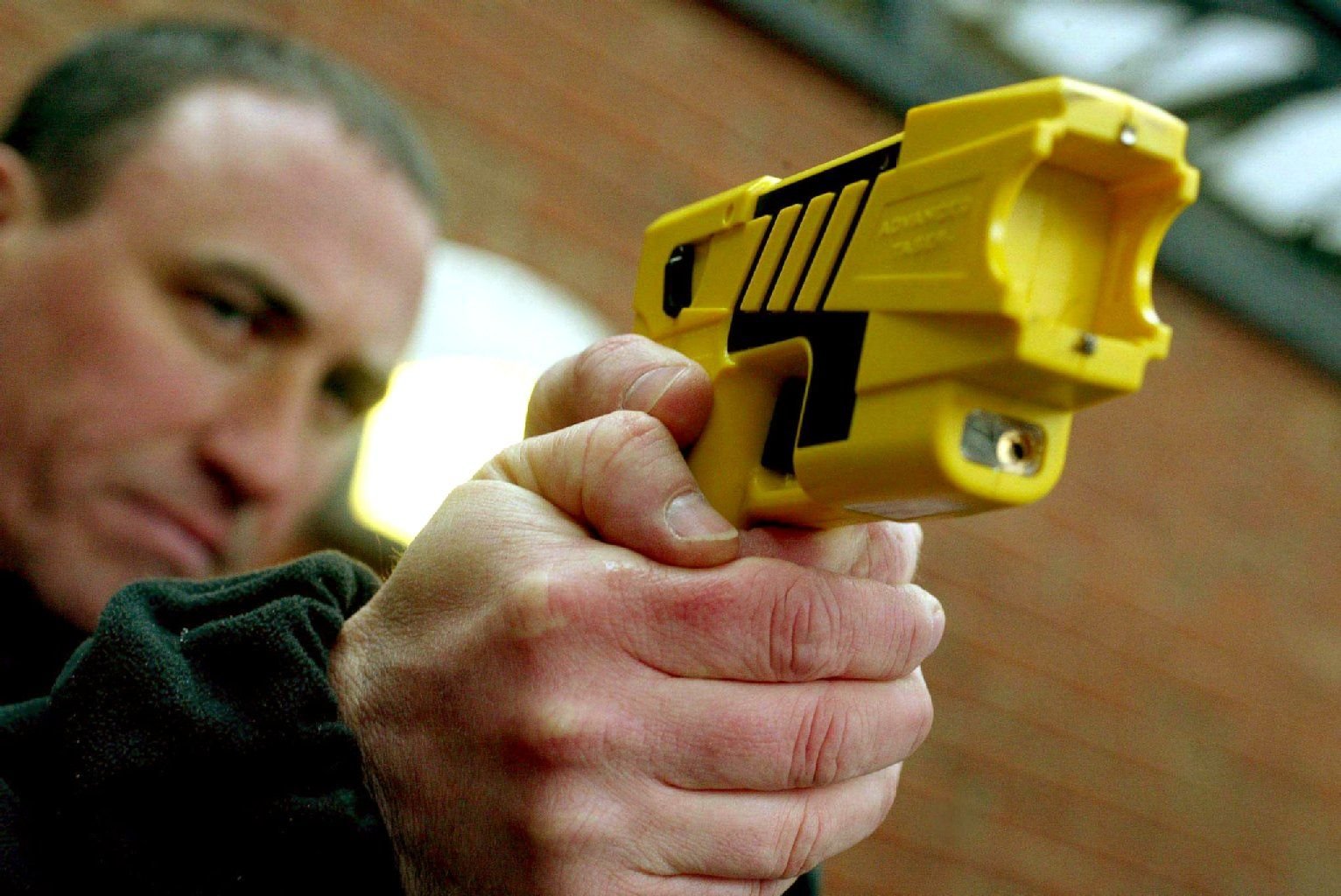 Elektroschockpistolen setzen Angreifer mit einem Stromstoß außer Gefecht.