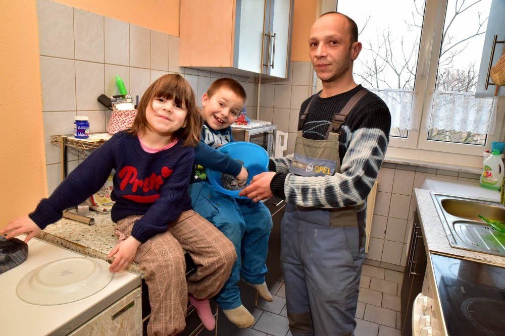 Mit Julia und Lukas herumzutoben, das mag Silvio Kühn aus Hohenmölsen. Der Vater kam dank des Familienprojektes in Arbeit. Ohne diese Unterstützung hätte es für ihn wesentlich schlechter ausgesehen auf der Suche nach einem Job.