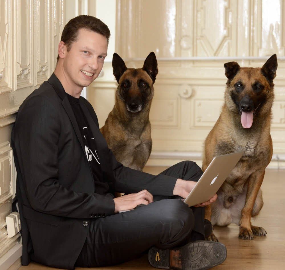 Mathias Dögel mit seinen zwei Helfern.