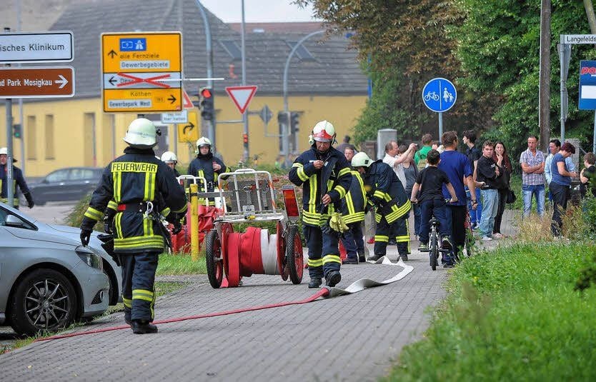 Wasserschläuche werden zu den Hydranten gelegt.